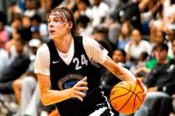 Class of 2026 prospect Vaughn Karvala handles the ball.